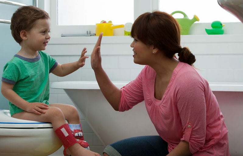 Alfombra de pies Convocar cortador Cómo enseñar a mi hijo con TEA a ir al baño? – NeuroXtimular